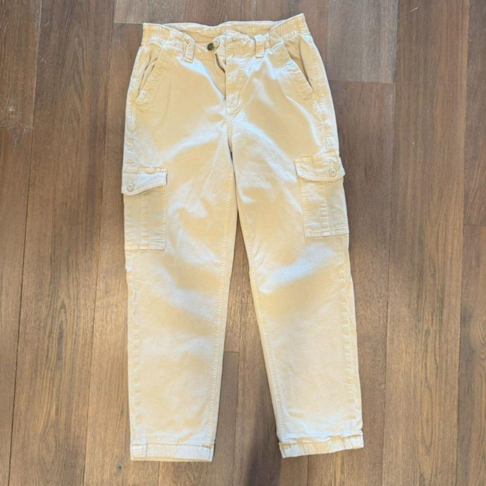 American Eagle tan cargo pants / chinos. Size 6 Short